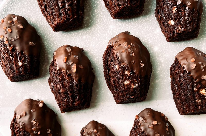 Double chocolate madeleines met zeezout